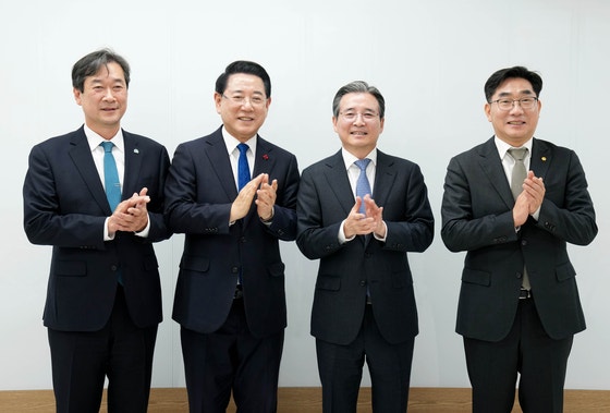 김영록 전라남도지사 17일 광주에서 대통령실 김용범 정책실장 주재로 열린‘전남 통합대학교 국립의과대학 신설 추진 간담회’에서 송하철 국립목포대학교 총장,이병운 국립순천대학교 총장 등 참석자들과 기념촬영을 하고 있