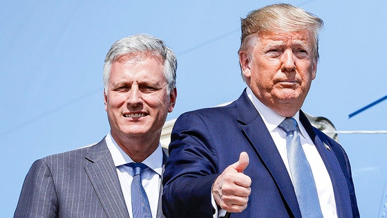 도널드 트럼프 미국 대통령(오른쪽)이 집권 1기 때인 2019년 9월 18일(현지시간) 로버트 오브라이언 신임 백악관 국가안보보좌관과 함께 로스앤젤레스 국제공항에서 대통령 전용기(에어포스 원)에 오르며‘엄지 척’