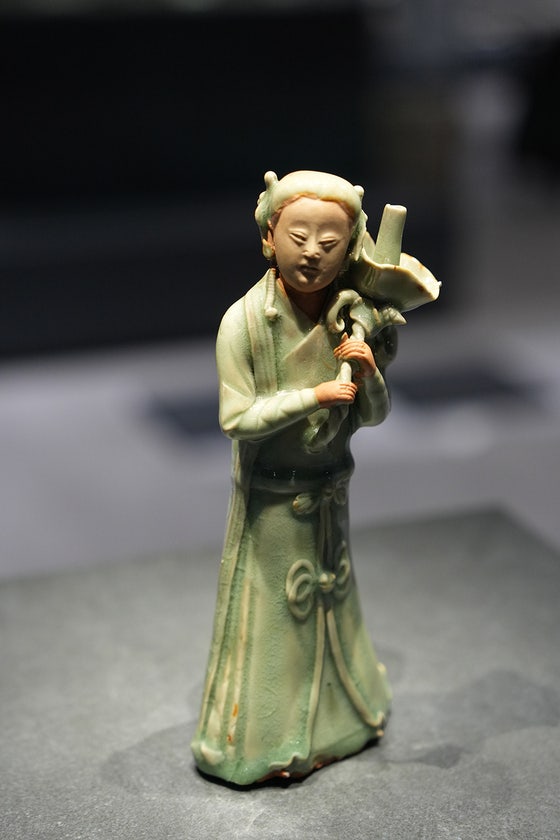 ‘신안해저 도자 전시실’에 전시된 청자‘여인.[사진 국립광주박물관]