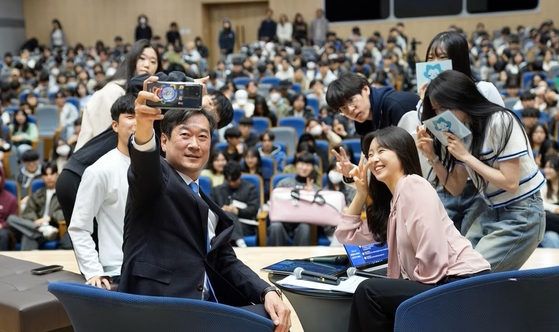 송하철 국립 목포대 총장이 목포대의 2024 토크콘서트 ‘총장님 답해주세요!’ 행사에서 학생들과 사진을 찍고 있다. 사진 목포대