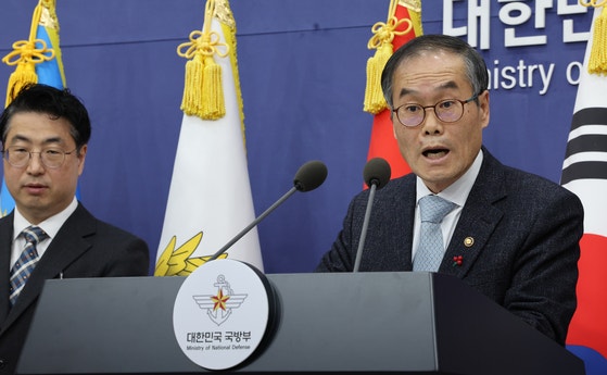 이용철 방위사업청장이 24일 서울 용산구 국방부 브리핑룸에서 한국형 차기 구축함(KDDX) 사업추진방안 결정 내용 설명을 하고 있다.연합뉴스