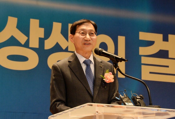 김성주 제19대 국민연금공단 이사장이 지난 17일 전북 전주시 국민연금공단에서 열린 취임식에서 취임사를 하고 있다. 뉴시스