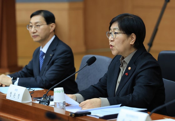 정은경 보건복지부 장관(오른쪽)이 지난 15일 정부서울청사에서 열린 제7차 국민연금기금운용위원회 회의에서 발언하고 있다. 이날 위원회는 '국민연금기금 한시적 전략적 환헤지 기간 연장(안)'과 '목표초과수익률 설정 방