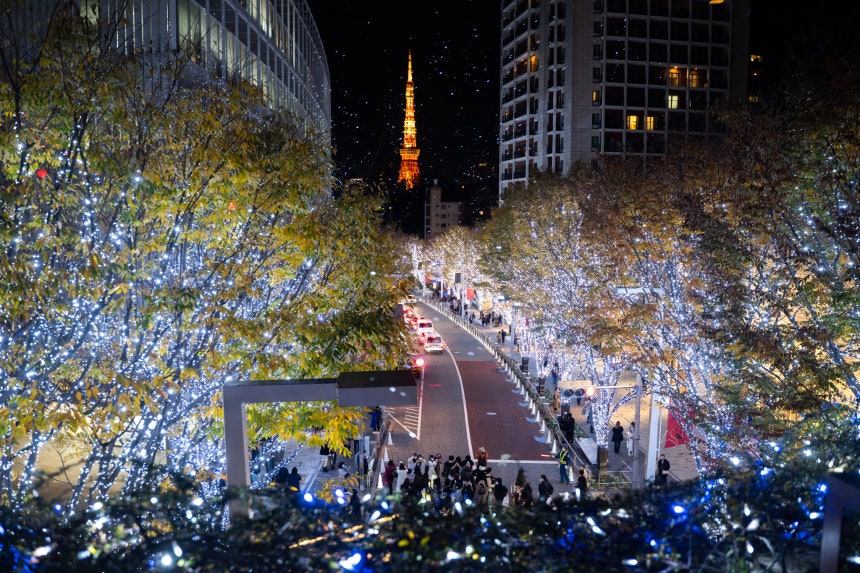 지난 4일 일본 도쿄 롯폰기 일대가 크리스마스와 새해를 맞아 화려한 조명으로 물들어 있다.신화=연합뉴스