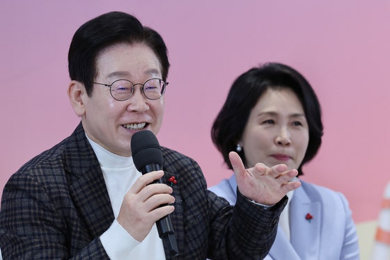 이재명 대통령이 24일 서울 서대문구 신촌세브란스 연세암병원 중입자치료센터에서 열린 희귀질환 환우·가족 현장소통에서 참석자들과 대화를 나누고 있다.뉴스1