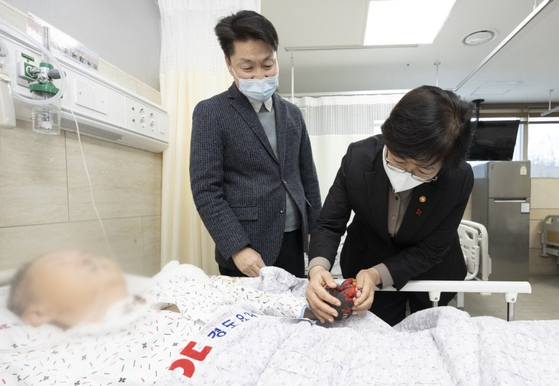 정은경 보건복지부 장관이 지난 19일 경북 예천군 소재 경도요양병원을 방문해 환자를 살피고 있다.사진 왼쪽은 경도요양병원을 운영하는 인덕의료재단 이윤환 이사장.사진 보건복지부