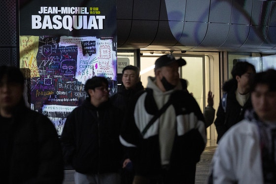 올해 전시 관람객은 전년 대비 늘어난 것으로 조사됐다.서울 동대문디자인플라자(DDP) 에서 진행 중인‘바스키아 특별전’을 찾은 관객들 모습.전민규 기자