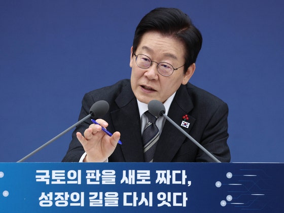 이재명 대통령이 지난 12일 세종시 정부세종컨벤센터에서 열린 '혁신과 신뢰로 도약하는 대한민국' 국토교통부(행정중심복합도시건설청,새만금개발청) 업무보고에서 발언하고 있다.대통령실사진기자단