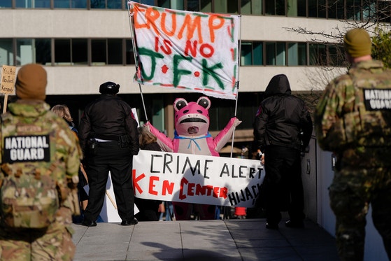 지난 20일(현지시간) 미국 워싱턴 DC 케네디센터 앞에서 명칭 변경에 반대하는 시위대가‘트럼프는 존 F 케네디가 아니다’고 적힌 펼침막을 들어보이며 집회를 하고 있다.AP=연합뉴스 