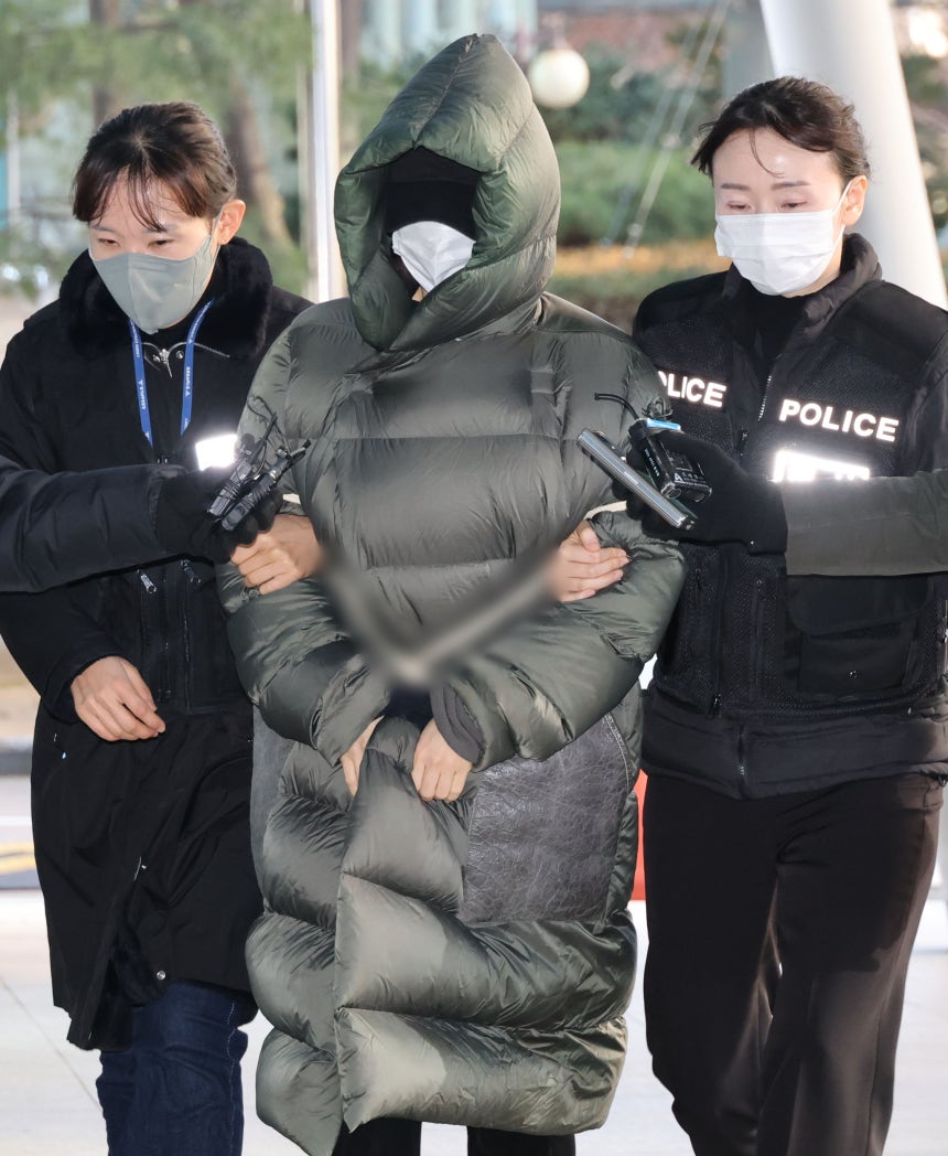 마약 혐의로 수사선상에 오른 상태에서 해외로 도피했다가 체포된 황하나씨가 26일 경기도 안양시 수원지방법원 안양지원에서 열린 구속 전 피의자 심문(영장실질심사)에 출석하고 있다.연합뉴스