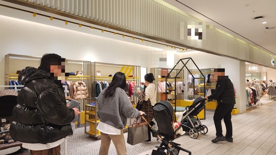 신세계백화점 강남점 한 아동 명품 매장에서 고객들이 아동복을 구매하고 있다.이규림 기자