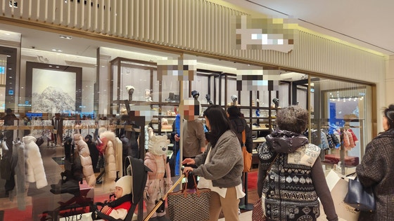 신세계백화점 강남점 한 아동 명품 매장에서 고객들이 아동복을 구매하고 있다.이규림 기자