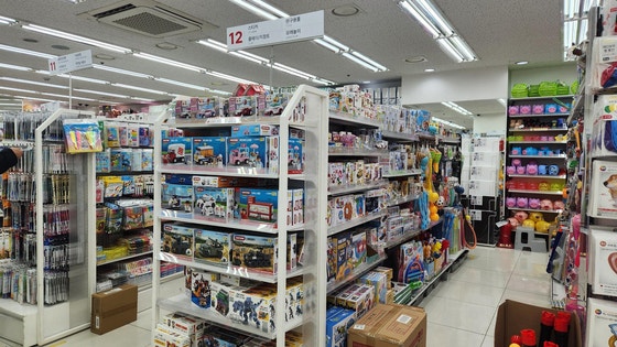 다이소 동묘점에 완구가 진열돼 있다.이규림 기자