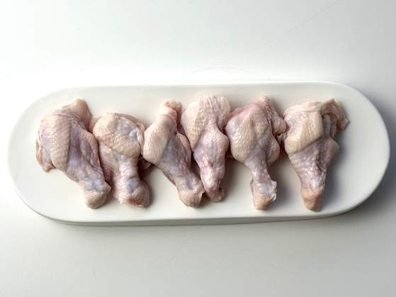 날개와 몸통 사이에 위치한 닭봉은 발라 먹기 편하고 살이 졸깃하다.사진 이정웅