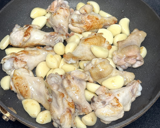 닭은 물에 씻지 않고 먼저 구운 뒤 양념하고 졸이는 방법을 추천한다.사진 이정웅