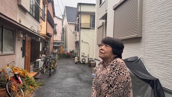 아라카와구 6번가 주민인 쓰치야 야스코 씨가 집 앞 골목에 나와 둘러보고 있다.정원석 특파원
