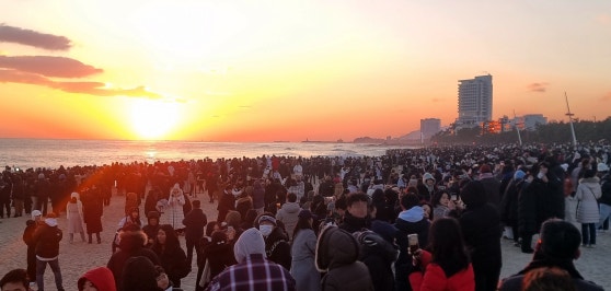 지난 1월 1일 강원 강릉시 경포해변 앞바다에서 2025년의 시작을 알리는 붉은 해가 솟아오르고 있다.[연합뉴스]
