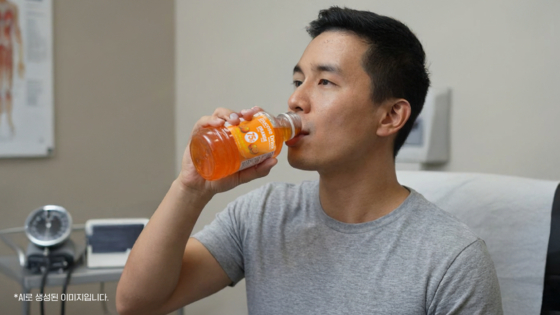 75g 경구 당부하검사는 탄산음료‘환타’처럼 오렌지빛을 띠는 용액 250~300mL를 마시고 2시간 뒤 피를 뽑아 혈중 포도당 농도를 잰다.용액 속에 75g의 포도당이 들어 있다.혈중 포도당 농도가 200mg/