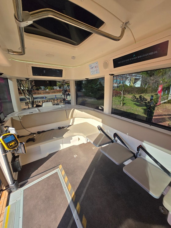 울산 도심을 달리는 자율주행 셔틀형 버스 내부 모습.사진 울산시,독자