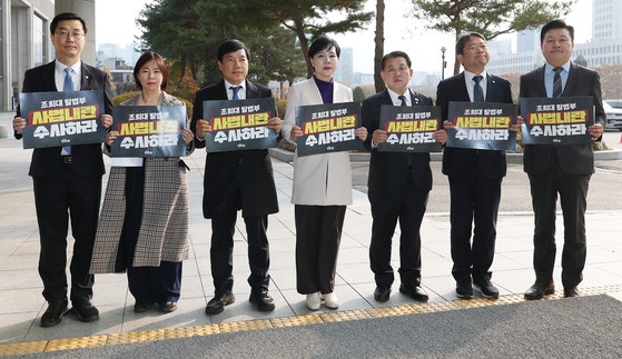 더불어민주당 3대특검종합대응특위 소속 전현희 최고위원을 포함한 의원들이 지난달 24일 서울 서초구 내란특검 사무실이 마련된 서울고검으로 향하고 있다.연합뉴스