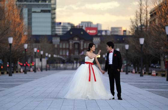 일본의 한 커플이 도쿄역 앞에서 웨딩 촬영을 하고 있다.AP=연합뉴스