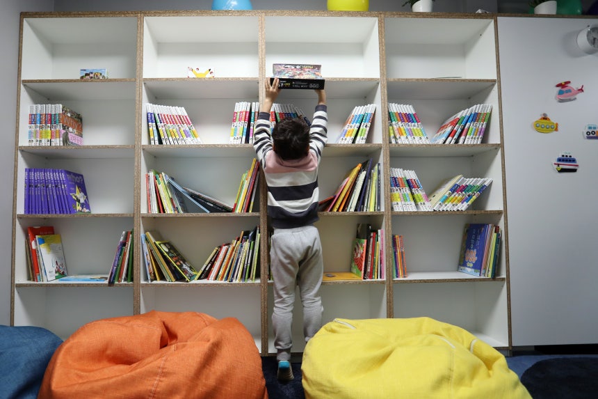 초등학생을 위한 '온종일 돌봄센터'에서 한 아동이 책을 집어들고 있다.중앙포토