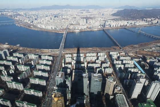 서울 송파구 롯데월드타워 서울스카이에서 볼 수 있는 아파트 단지.[뉴스1]