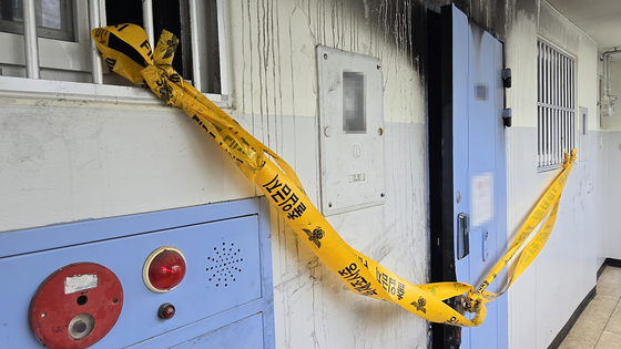 지난 27일 화재가 발생한 대전 동구의 한 아파트에 폴리스 라인이 설치돼 있다.신진호 기자