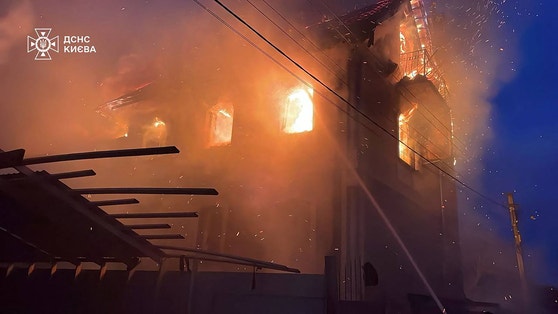 27일(현지시간) 러시아의 공습을 받은 우크라이나 수도 키이우의 한 건물에서 화염이 솟아오르고 있다.AFP=연합뉴스