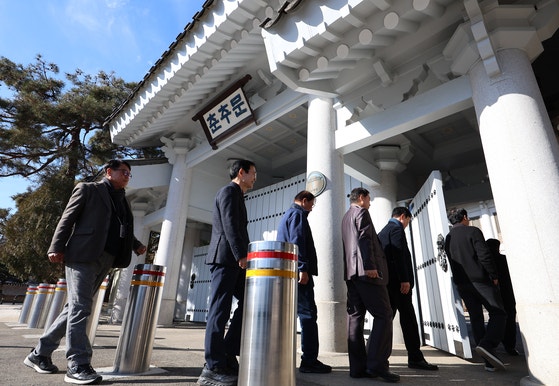 대통령실이 청와대에서 업무를 시작한 지난 22일 기자들이 사용하는 춘추관으로 출입 기자들이 들어가고 있다.연합뉴스