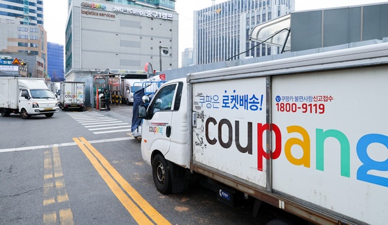 28일 서울시내 한 쿠팡 물류센터에 배송트럭이 주차돼있다. 우상조 기자
