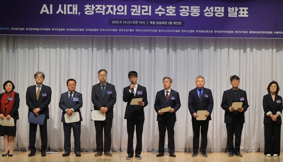  박학기 한국음악저작권협회 부회장이 지난 5월 14일 서울 양천구 목동 방송회관에서 열린 AI 시대,창작자 권리 수호 공동성명 발표 기자회견에서 성명서를 낭독하고 있다.연합뉴스 