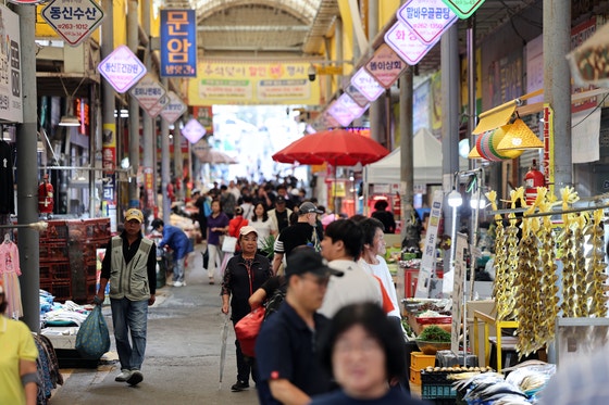 광주 북구 우산동 말바우시장이 시민들로 북적이고 있다.뉴스1