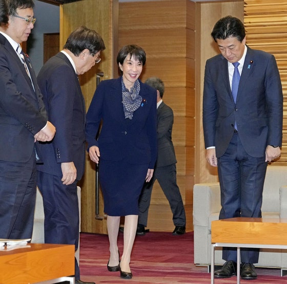 다카이치 사나에 일본 총리가 지난 26일 각의(국무회의)를 위해 회의장으로 들어서고 있다.교도·로이터=연합뉴스 