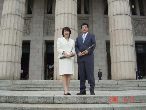 2005년 9월 나란히 국회 입성한 다카이치 사나에 일본 총리와 남편인 야마모토 다쿠 전 중의원.다카이치 사나에 홈페이지 캡처