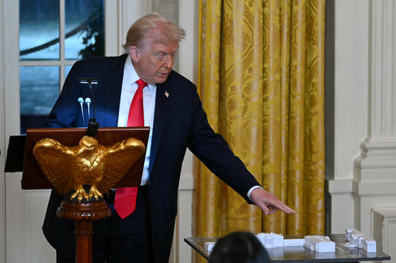 도널드 트럼프 미국 대통령이 지난 10월 백악관 이스트윙을 연회장으로 바꾸는 공사 계획을 설명하고 있다.[AFP=연합뉴스]