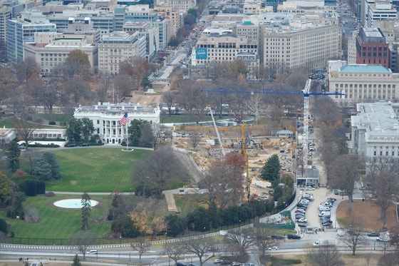 미국 워싱턴DC 백악관이 이스트윙을 철거한 뒤 공사에 한창인 모습.[AP=연합뉴스]