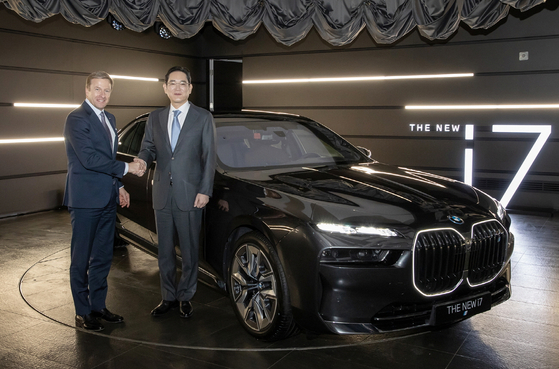 이재용 삼성전자 회장이 2022년 12월 17일 인천 영종도에 위치한 BMW 드라이빙 센터에서 올리버 집세 BMW 최고경영자(CEO) 등과 만나 삼성SDI의 최첨단 'P5' 배터리셀이 적용된 BMW의 최신 전기차 '