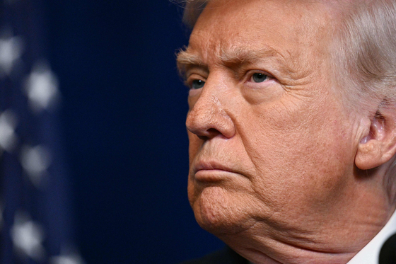 도널드 트럼프 미국 대통령이 29일(현지시간) 플로리다주 팜비치에 위치한 마러라고 리조트에서 열린 공동 기자회견에서 기자들과 대화하는 베냐민 네타냐후 이스라엘 총리를 지켜보고 있다.AFP=연합뉴스