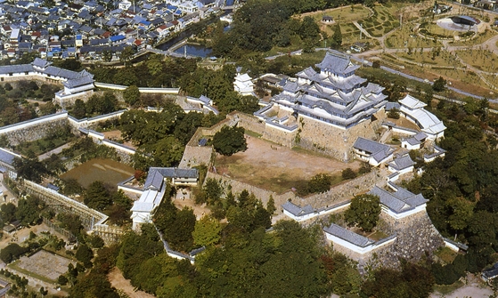 일본을 대표하는 히메지성은 내년부터 외국인에겐 입장료가 인상된다.중앙포토