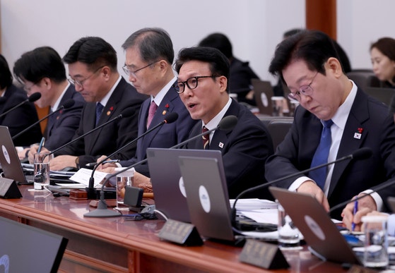 김민석 국무총리가 30일 국무회의가 열리는 청와대 세종실에서 발언하고 있다.청와대사진기자단