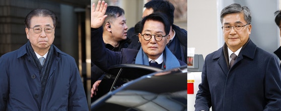 '서해 공무원 피격 사건' 은폐 시도 및 '월북 몰이' 혐의로 기소된 서훈 전 국가안보실장(왼쪽부터),박지원 전 국가정보원장,서욱 전 국방부 장관이 26일 오후 서울 서초구 서울중앙지방법원에서 열린 '서해피격 은