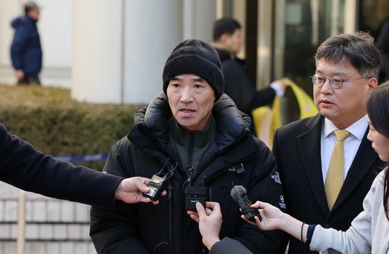 2020년 9월 서해에서 발생한 공무원 피격 사건과 관련해 유가족 이래진 씨가 26일 서울 서초구 서울중앙지방법원에서 열린 서훈 전 청와대 국가안보실장,박지원 전 국정원장,서욱 전 국방장관 등에 대한 1심 선고공