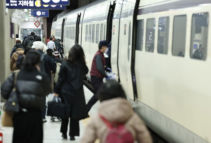 정부는 내년 말까지 코레일과 SR을 통합한다는 방침이다.사진은 서울 수서역에서 SRT열차를 이용하는 시민들.뉴스1