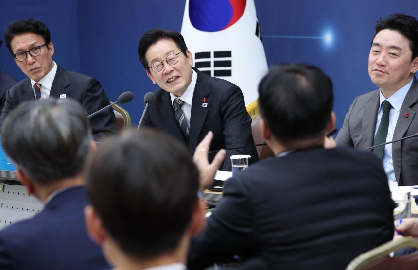 이재명 대통령이 지난 12일 국토교통부(행정중심복합도시건설청,새만금개발청) 업무보고에서 참석자와 대화를 하고 있다.대통령실사진기자단