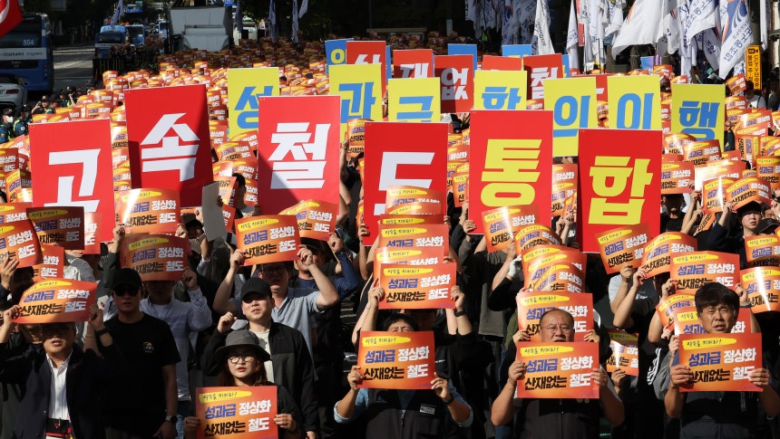 지난 10월 서울 삼각지역 인근에서 열린 철도 노동자 총력결의대회에서 참가자들이 고속철도 통합 등을 촉구하고 있다.연합뉴스