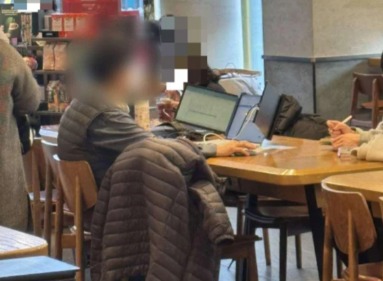 한 손님이 혼자 4개 좌석을 차지하고 앉아 논란이 된 모습.온라인 커뮤니티 캡처