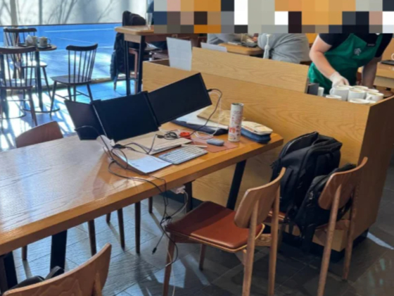 한 손님이 혼자 4개 좌석을 차지하고 앉아 논란이 된 모습.온라인 커뮤니티 캡처