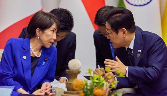 이재명 대통령이 다카이치 사나에 일본 총리와 지난달 23일(현지시간) 남아프리카공화국에서 열린 주요 20개국(G20) 정상회의에서 비공식 약식 회담을 하고 있다.대통령실사진기자단