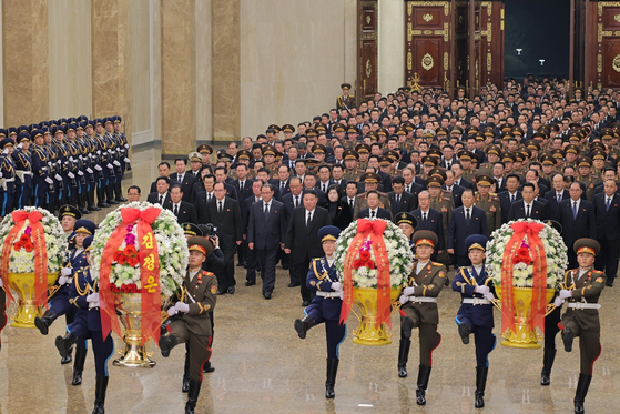 북한 노동당 기관지 노동신문은 17일 김정일 전 국방위원장 사망 14주기를 맞아 김정은 당 총비서가 금수산태양궁전을 참배했다고 보도했다.뉴스1